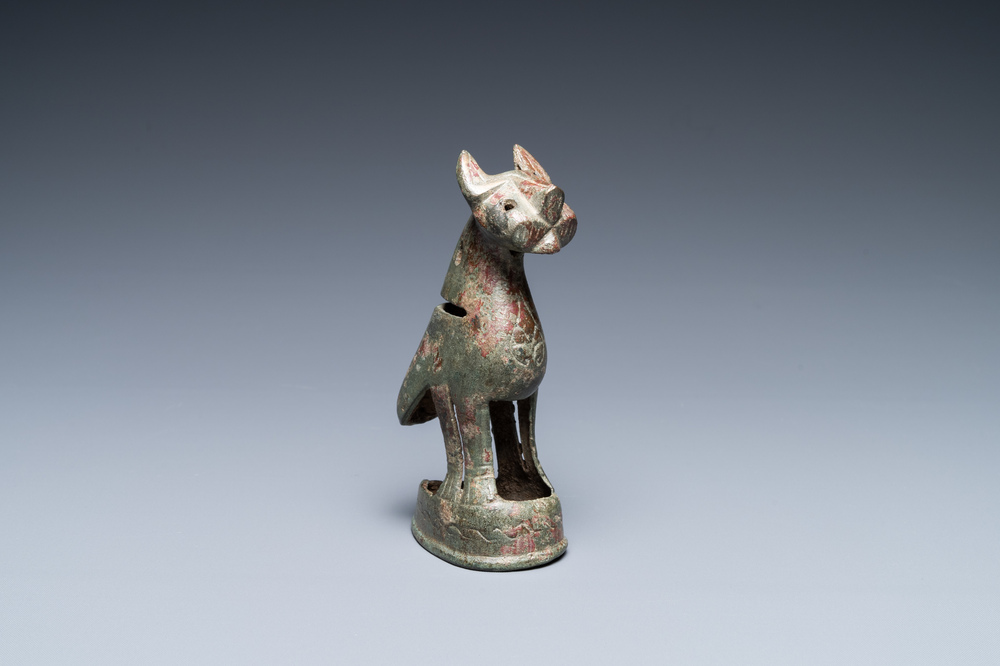 Een Seljoek bronzen figuur van een kat, Iran, 12/14e eeuw