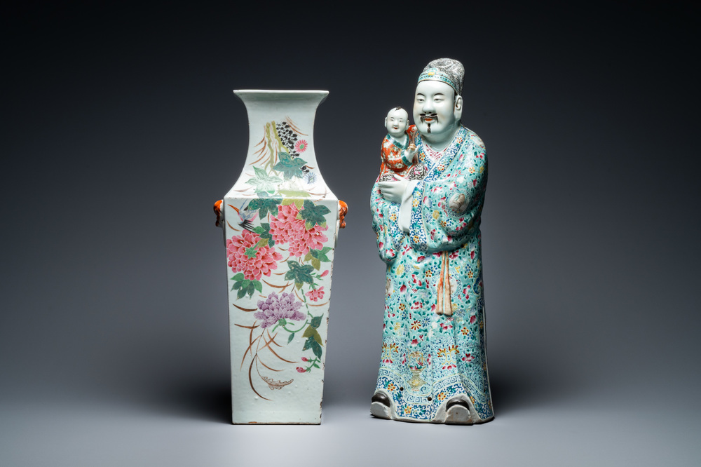 Een vierkante Chinese qianjiang cai vaas en een figuur van een sterrengod, 19/20e eeuw