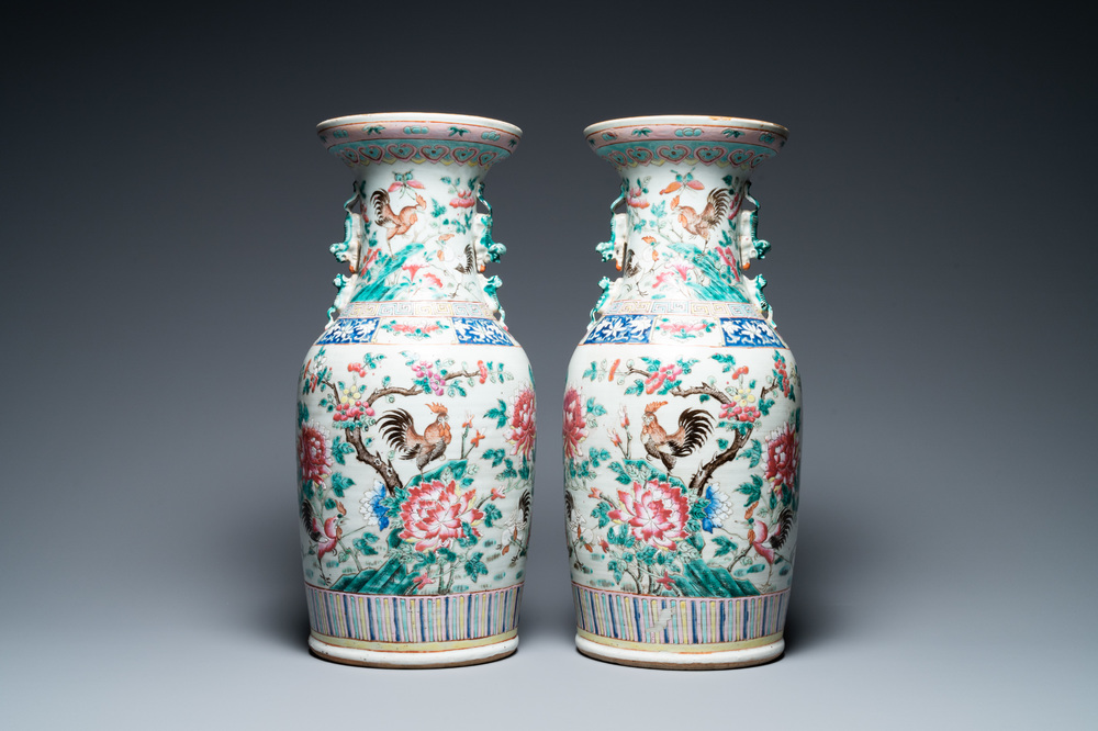 Une paire de vases en porcelaine de Chine famille rose, 19&egrave;me