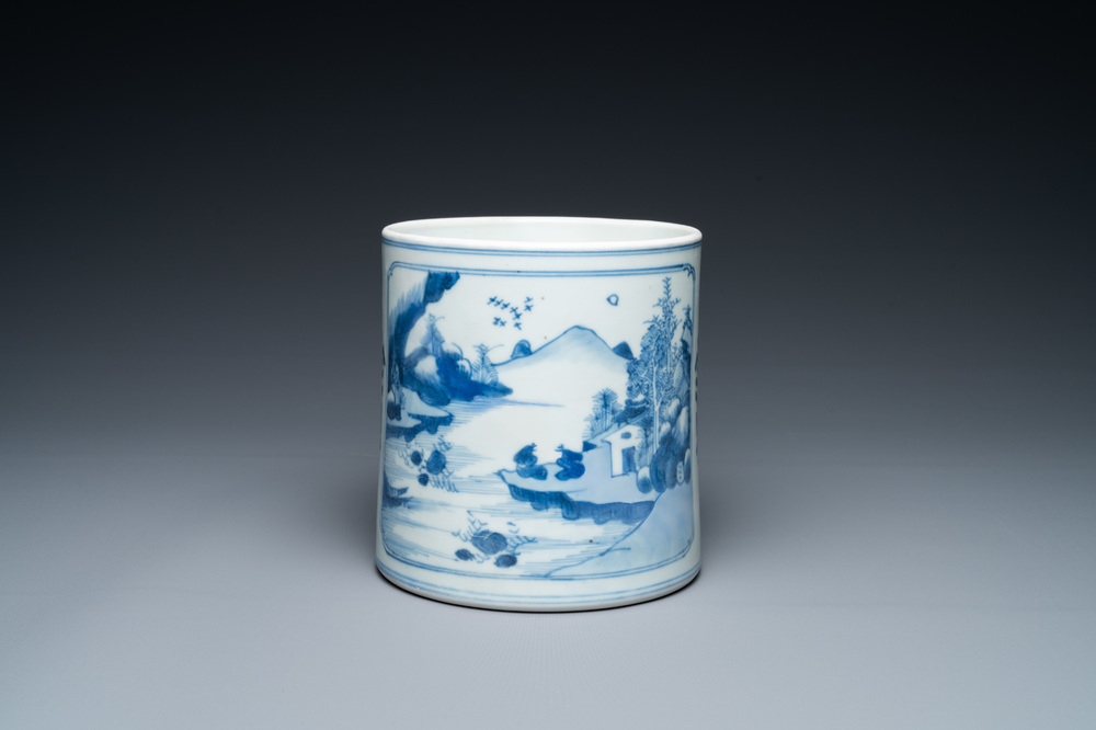 Een Chinese blauw-witte penselenbeker met een landschap en antiquiteiten, Kangxi