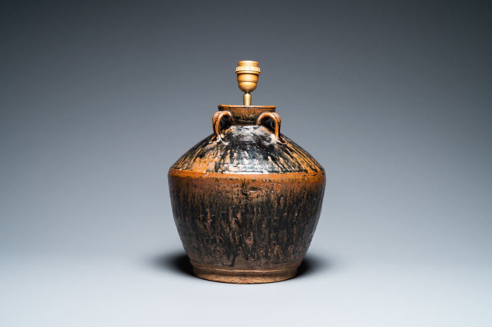 Een Chinese hengselpot met bruingevlekt zwart glazuur tot lamp omgevormd, Song