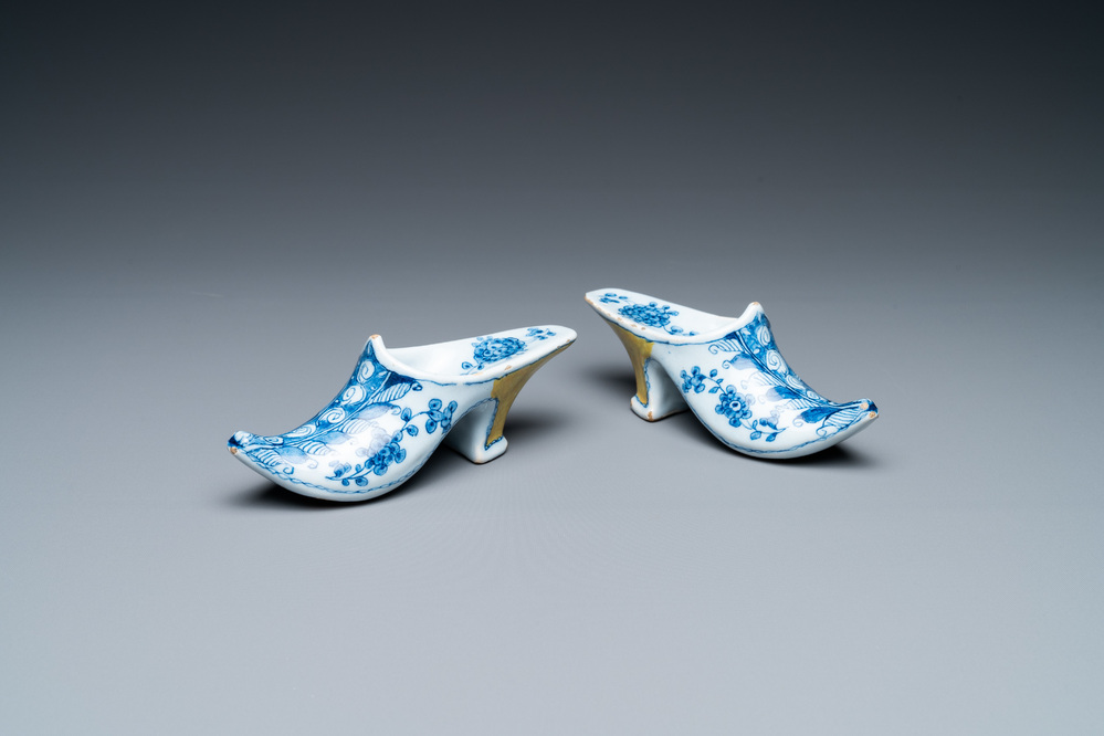 A pair of Dutch Delft blue, white and yellow slippers, 18th C.