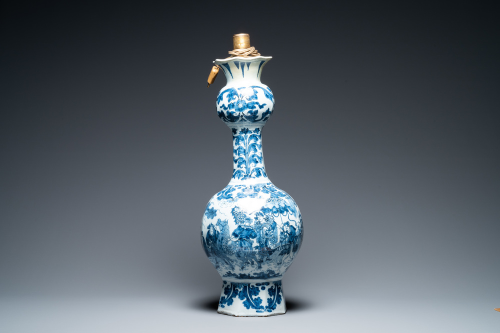 A large Dutch Delft blue and white garlic head 'chinoiserie' vase, late 17th C.