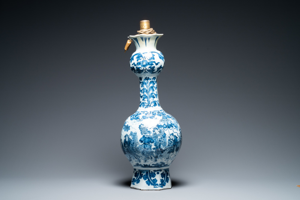 Een grote blauw-witte Delftse knobbelvaas met chinoiseriedecor, eind 17e eeuw