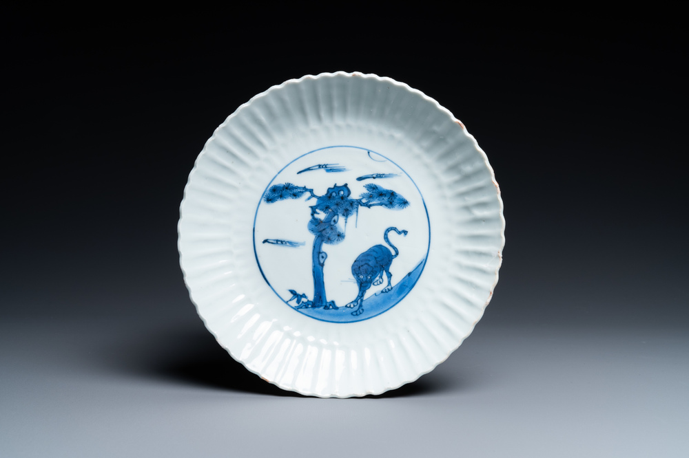 Een Chinees blauw-wit chrysantvormig ko-sometsuke 'tijger' bord voor de Japanse markt, Tianqi/Chongzhen