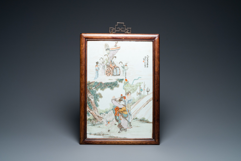 Une plaque de forme rectangulaire en porcelaine de Chine qianjiang cai, sign&eacute;e Qian An et dat&eacute;e 1905