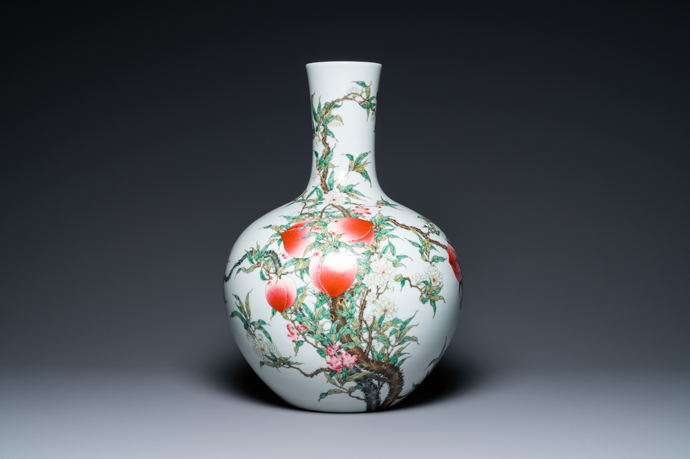 Un grand vase de forme 'tianqiu ping' en porcelaine de Chine famille rose &agrave; d&eacute;cor des 'neuf p&ecirc;ches', marque de Qianlong, 20&egrave;me