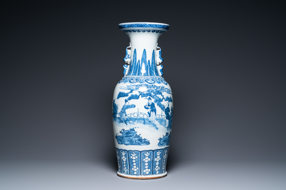 Een Chinese blauw-witte vaas met een theeceremonie, 19e eeuw