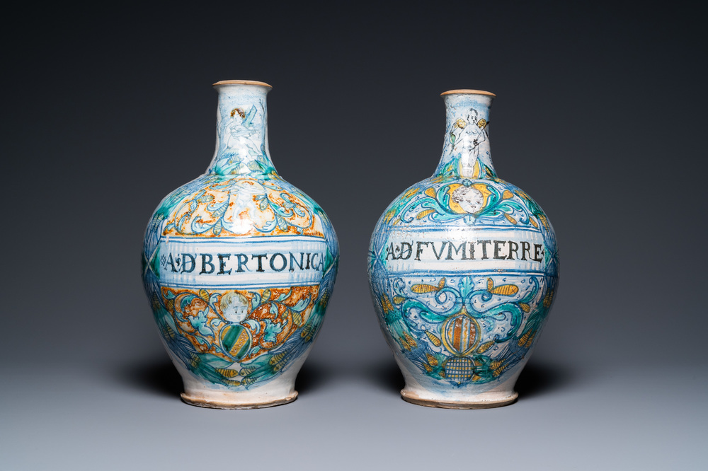 Een paar grote apothekersflessen in polychrome Italiaanse majolica, Deruta, 17e eeuw