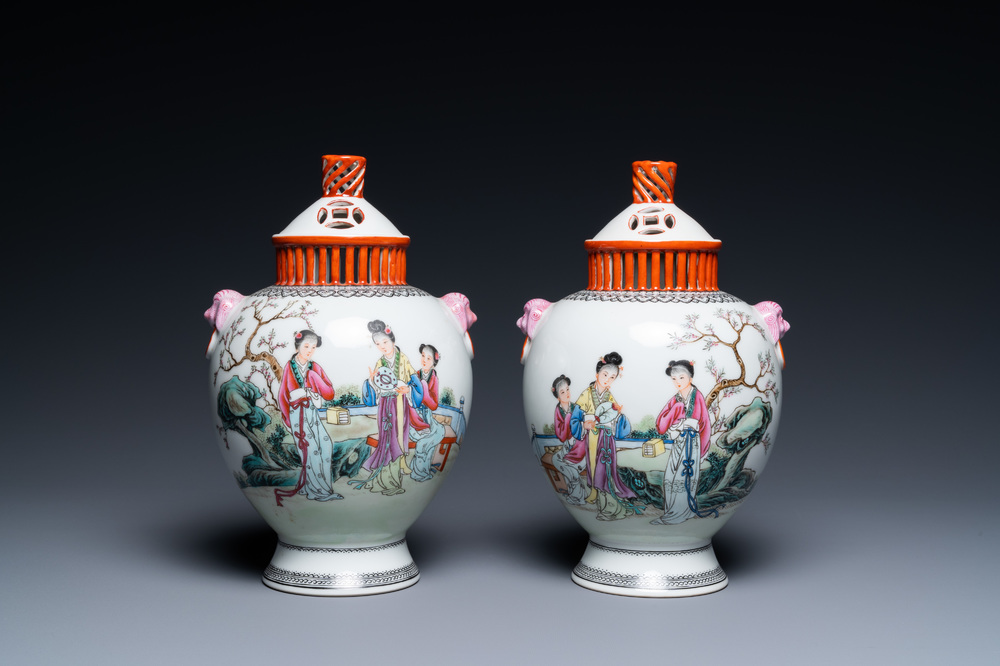 Une paire de vases couverts aux couvercles ajour&eacute;s en porcelaine de Chine famille rose, Qianlong marque, R&eacute;publique