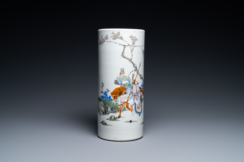 Un porte-chapeau en porcelaine de Chine qianjiang cai, sign&eacute; Xia Dingchen et dat&eacute; 1912, marque et &eacute;poque de Xuantong