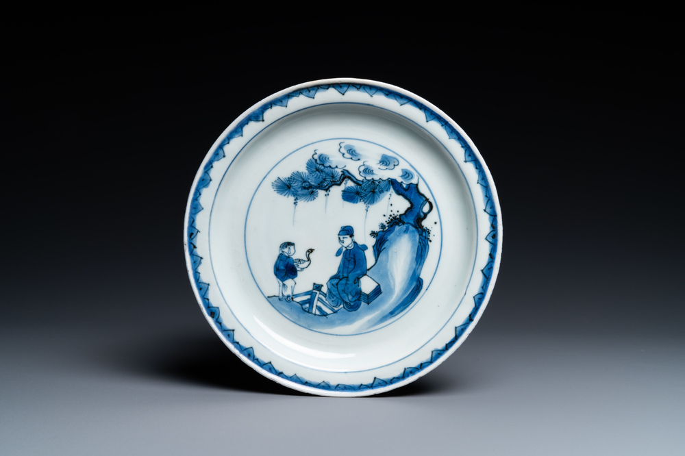 Une assiette en porcelaine de Chine en bleu et blanc de type ko-sometsuke pour le march&eacute; japonais, Tianqi/Chongzhen