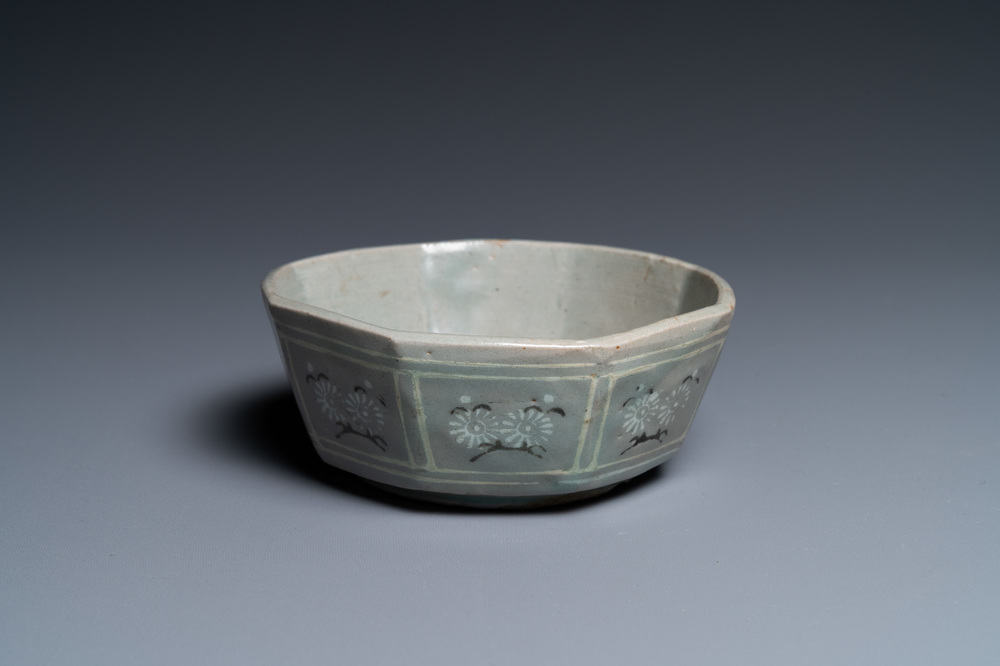 Een achthoekige Koreaanse ingelegde celadon steengoed penselenwasser, wellicht Goryeo, 13/14e eeuw
