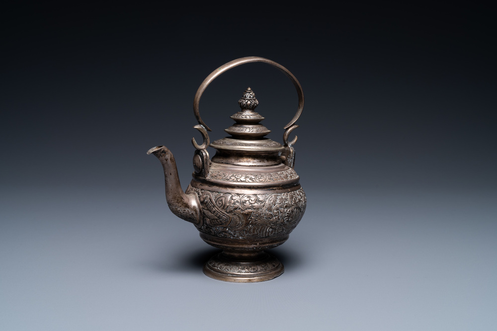 Een Thaise zilveren theepot met deksel, 19e eeuw