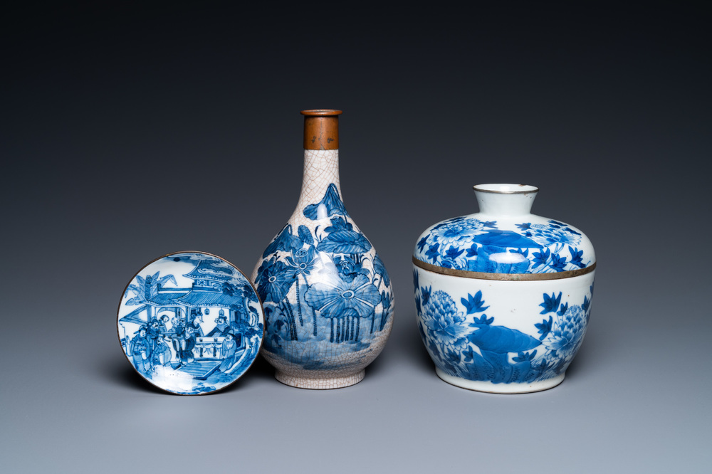 Drie stukken Chinees blauw-wit porselein voor de Thaise markt, 19e eeuw