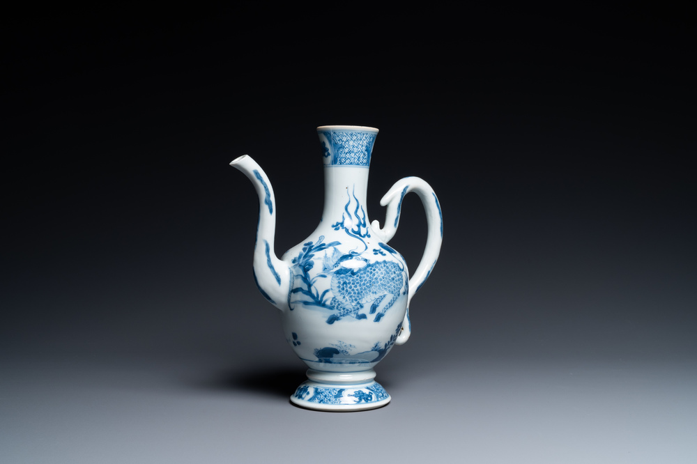 Een Chinese blauw-witte kan met een kylin en een feniks, Kangxi