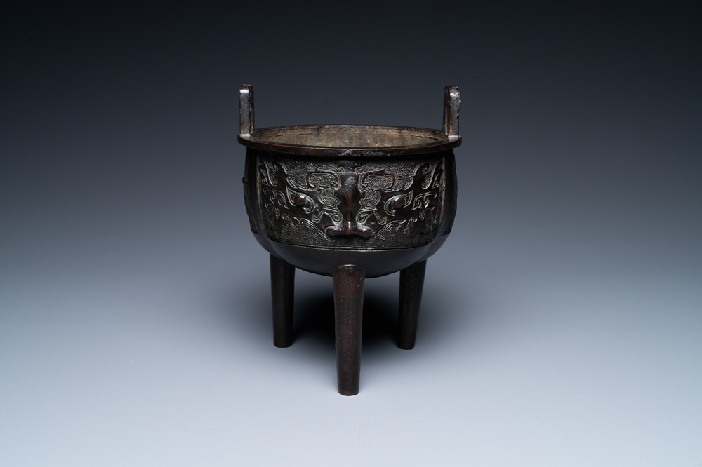 Een Chinese driepotige bronzen 'taotie' wierookbrander, Ming