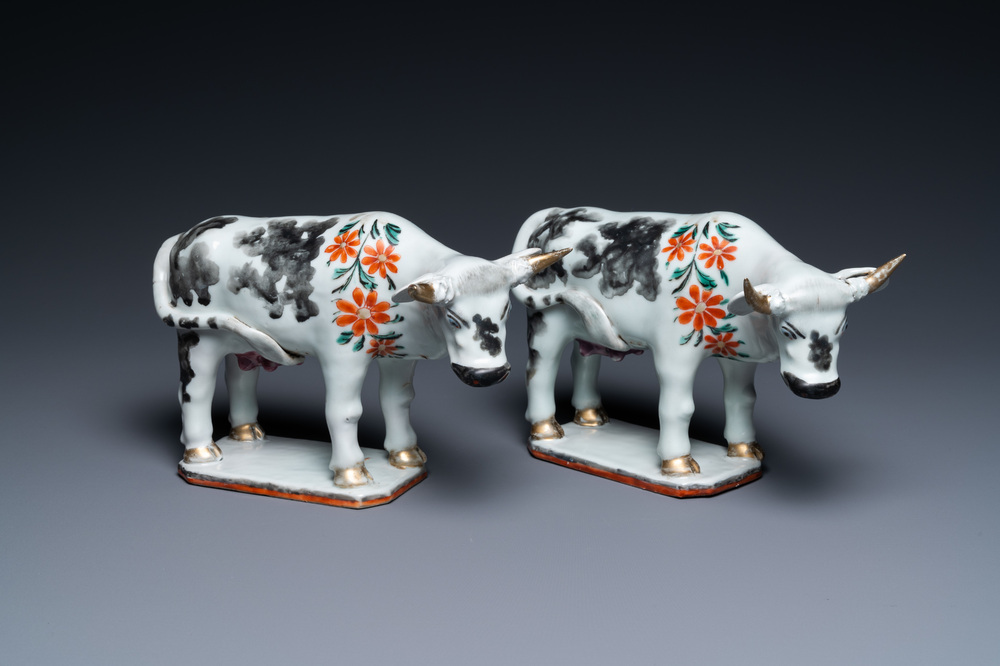 Une paire de vaches en porcelaine de Chine d'exportation d'apr&egrave;s des mod&egrave;les en fa&iuml;ence de Delft, Qianlong