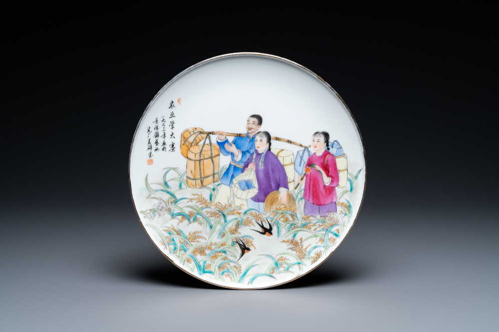 Plat en porcelaine de Chine &agrave; d&eacute;cor de la R&eacute;volution Culturelle figurant un paysan et ses deux filles, dat&eacute; 1973