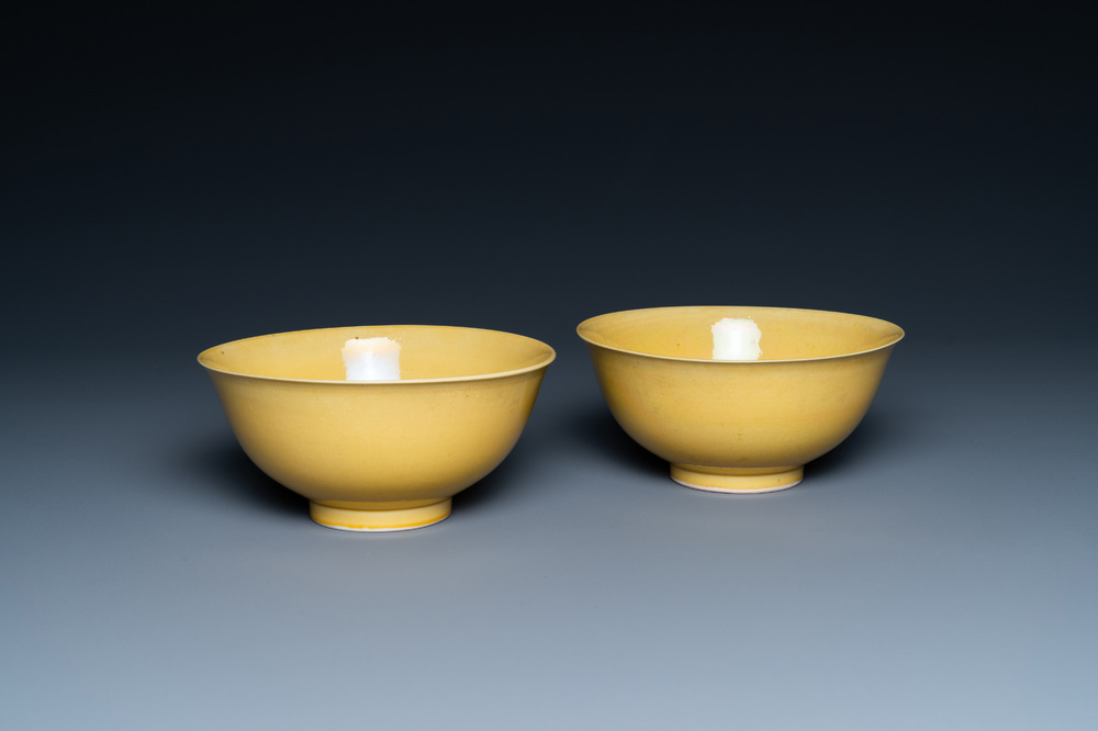Une paire de bols en porcelaine de Chine en jaune monochrome, marque de Yongzheng, 19&egrave;me