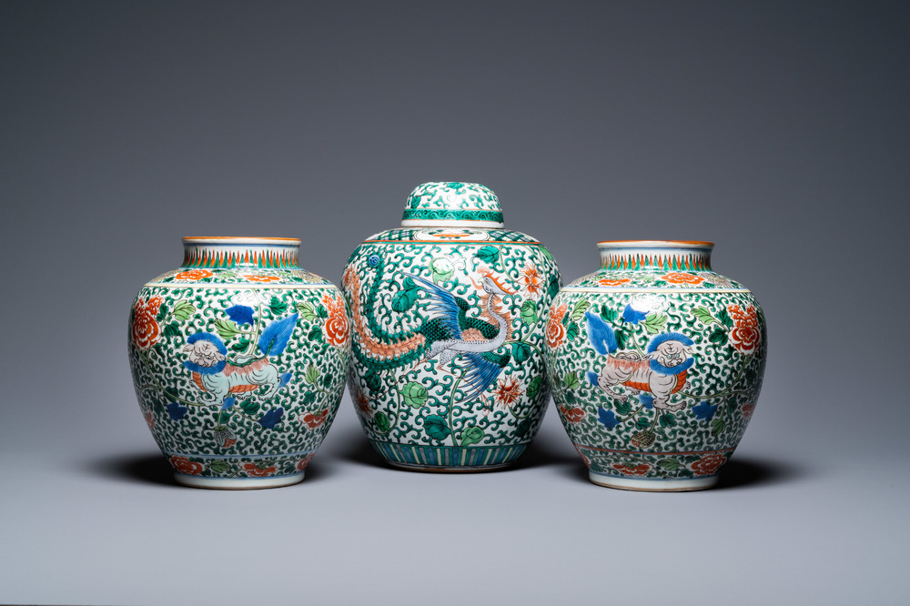 Een paar Chinese wucai vazen met boeddhistische leeuwen en een dekselvaas met feniksen, 19e eeuw