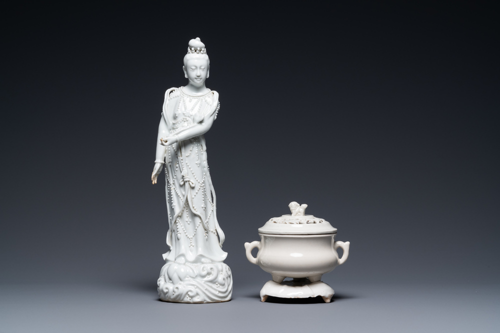 Een Chinese Dehua blanc de Chine figuur van Guanyin en een wierookbrander, 18/19e eeuw