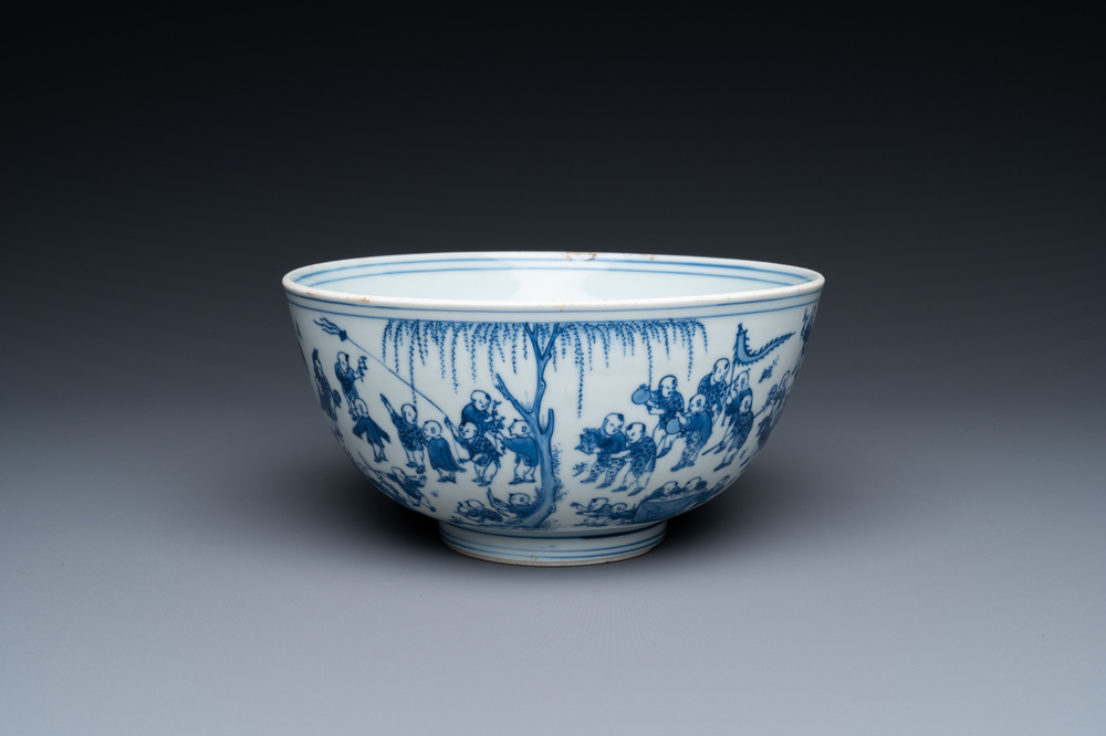 A Chinese blue and white '100 boys' bowl, Transitional period