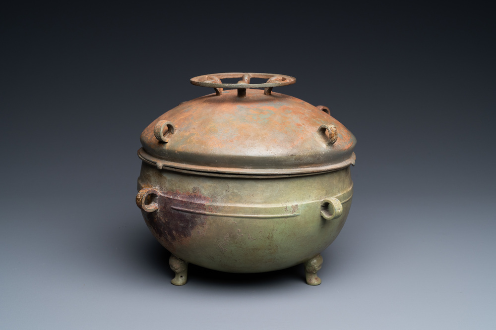 A Chinese bronze ritual tripod 'zhan' food vessel and cover, middle to late Spring and Autumn period