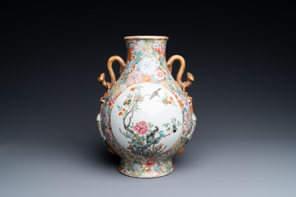 Un vase de forme 'hu' en porcelaine de Chine famille rose &agrave; d&eacute;cor millefleurs, marque de Qianlong, R&eacute;publique