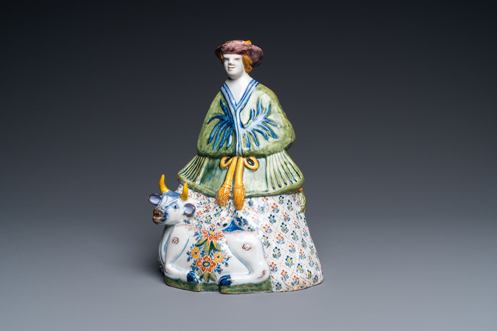 Une cloche de table en forme d'une femme sur une vache en fa&iuml;ence polychrome de Delft, 18&egrave;me