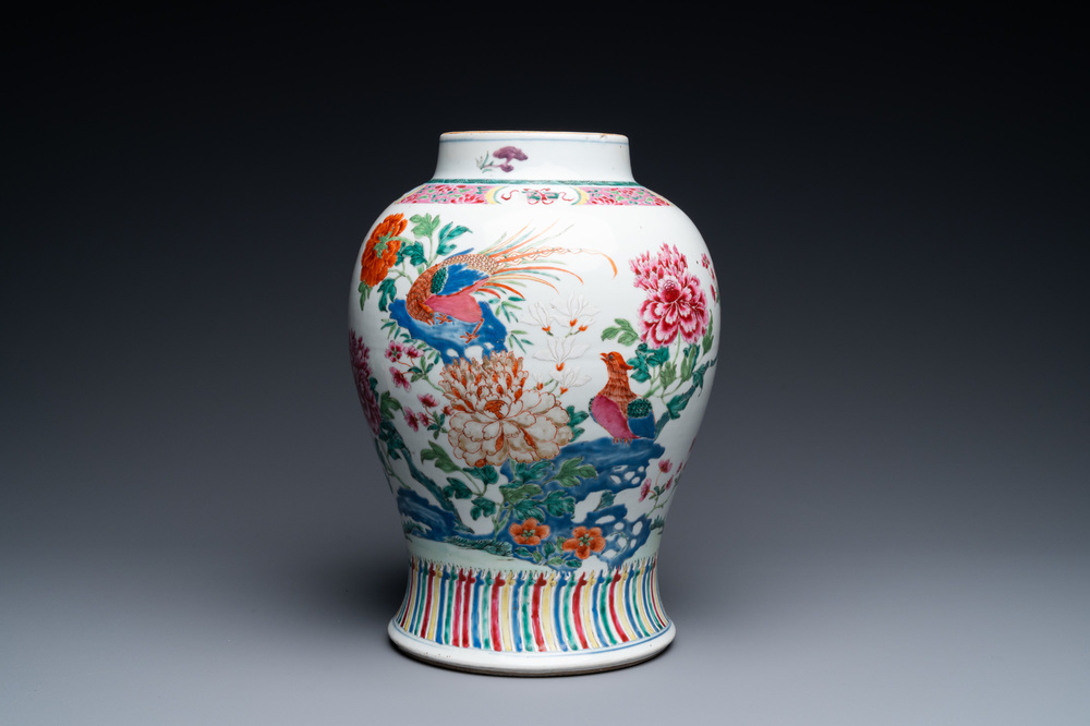 Un vase en porcelaine de Chine famille rose &agrave; d&eacute;cor d'oiseaux parmi des branches fleuries, Qianlong