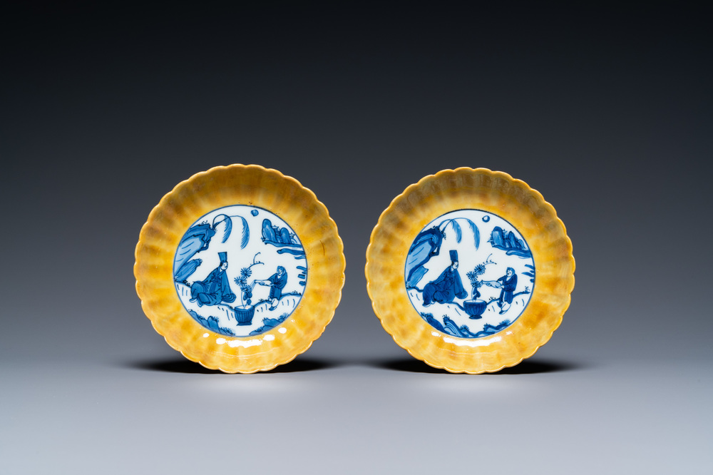 Une paire de coupes godronn&eacute;es en porcelaine de Chine en bleu et blanc aux bordures jaunes, marque d'un li&egrave;vre, Wanli