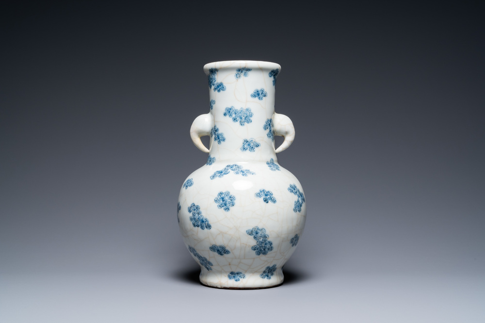 Un vase en porcelaine de Chine en bleu et blanc &agrave; d&eacute;cor de fleurs de prunus sur un fond craquel&eacute;, 18/19&egrave;me