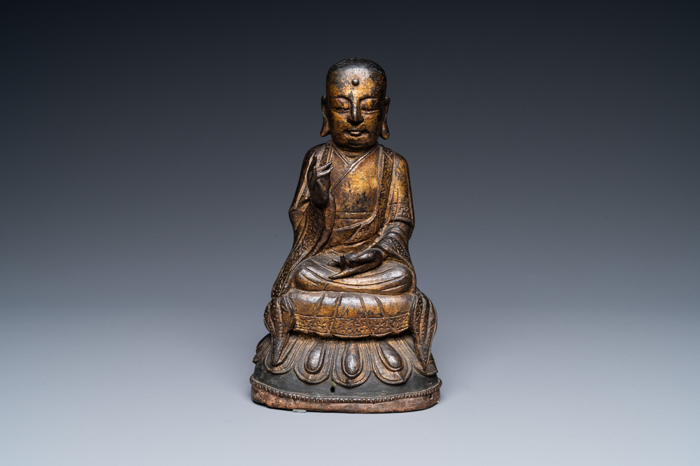 Een Chinese vergulde bronzen figuur van Boeddha, Ming