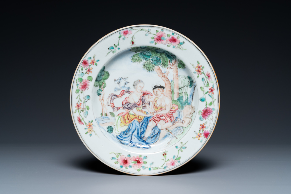 Une assiette en porcelaine de Chine famille rose &agrave; sujet mythologique figurant V&eacute;nus et Herm&egrave;s, Qianlong