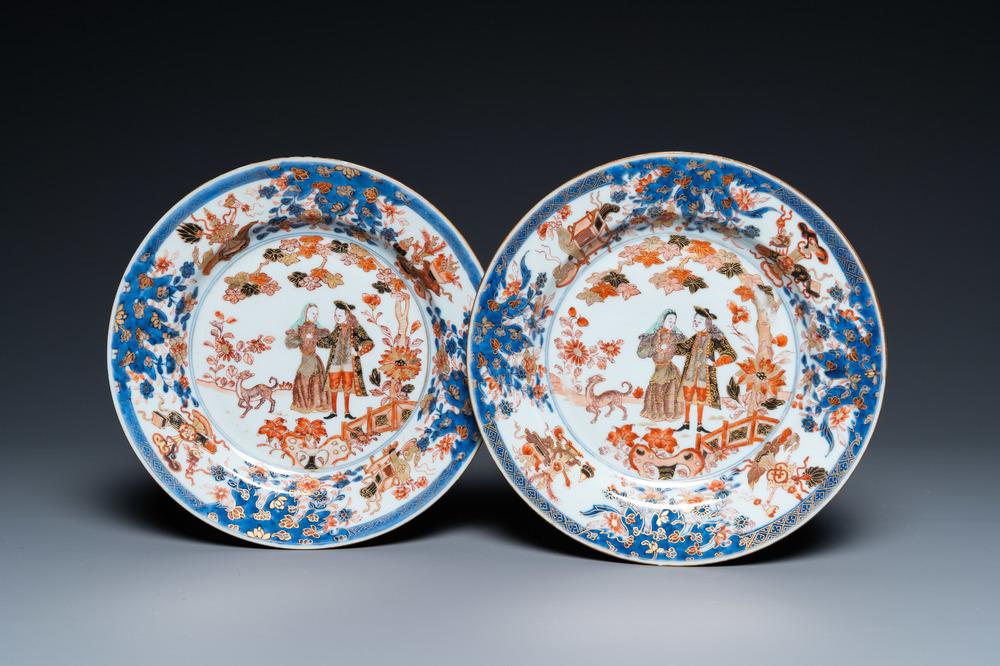 Een paar Chinese verte-Imari borden met 'Gouverneur Mc Duff' decor, Yongzheng