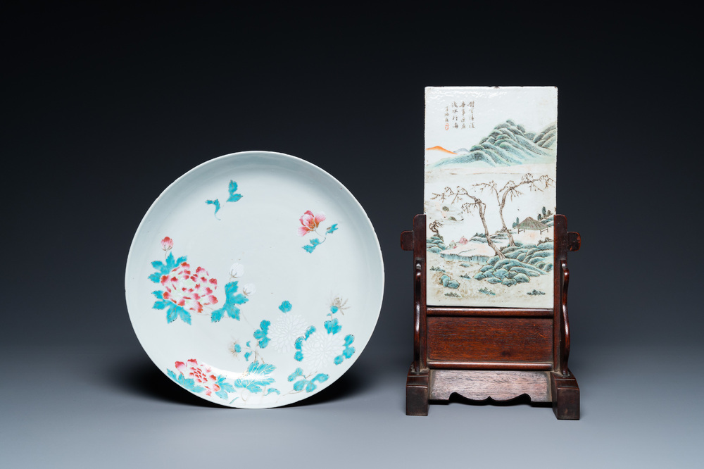 Un plat en porcelaine de Chine famille rose et une plaque qianjiang cai sign&eacute;e Wang Ziqing dans un &eacute;cran en bois, Yongzheng et R&eacute;publique