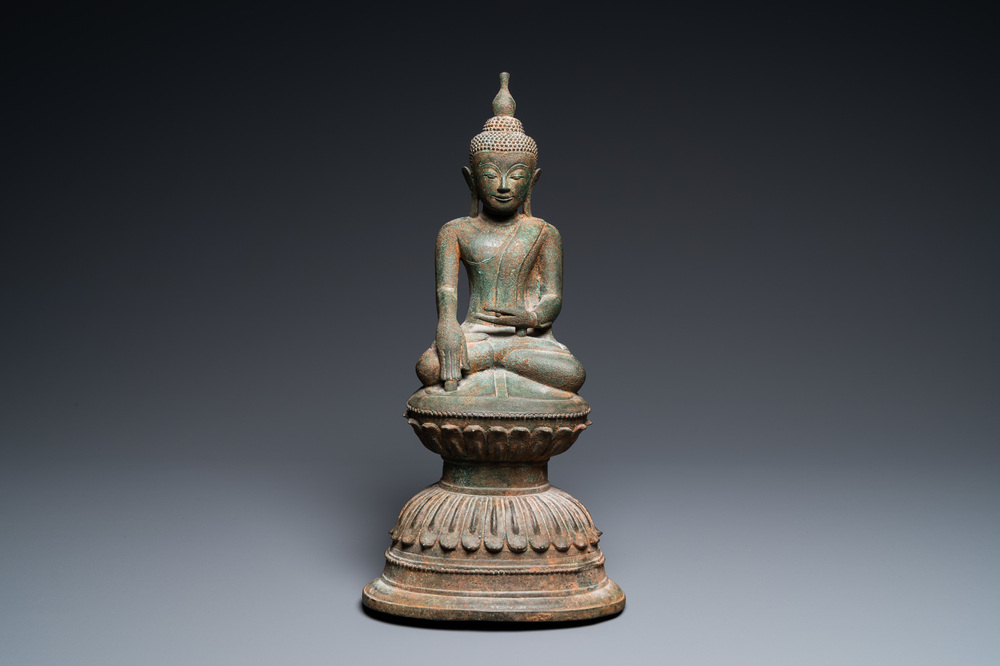Een Birmaanse bronzen Shan-stijl figuur van Boeddha, Myanmar, 16e eeuw