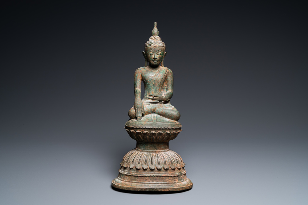 Une figure de Bouddha en bronze de style Shan, Birmanie/Myanmar, 16&egrave;me