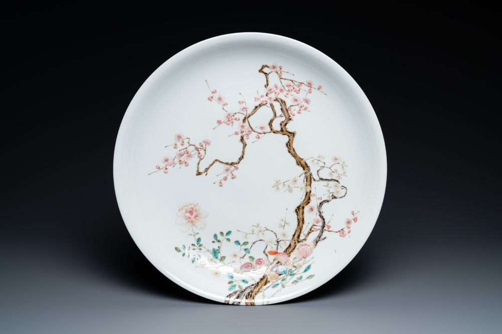 Un plat en porcelaine de Chine famille rose &agrave; d&eacute;cor d'un arbre de prunus, marque de Yongzheng, R&eacute;publique