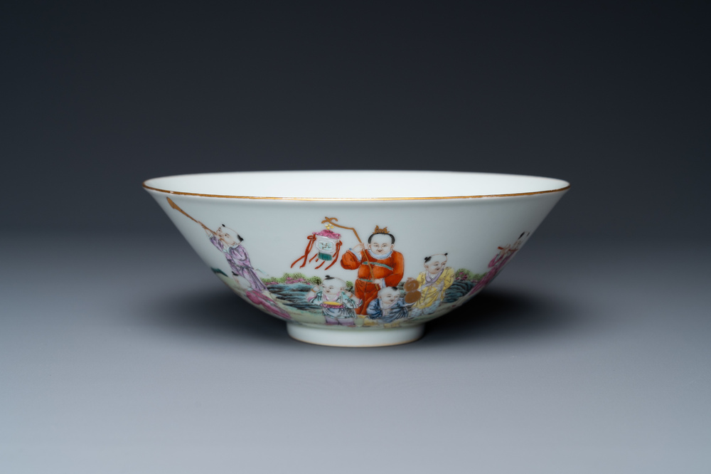 Un bol en porcelaine de Chine famille rose &agrave; d&eacute;cor de gar&ccedil;ons jouants, marque Lin Zhi Cheng Xiang, 20&egrave;me