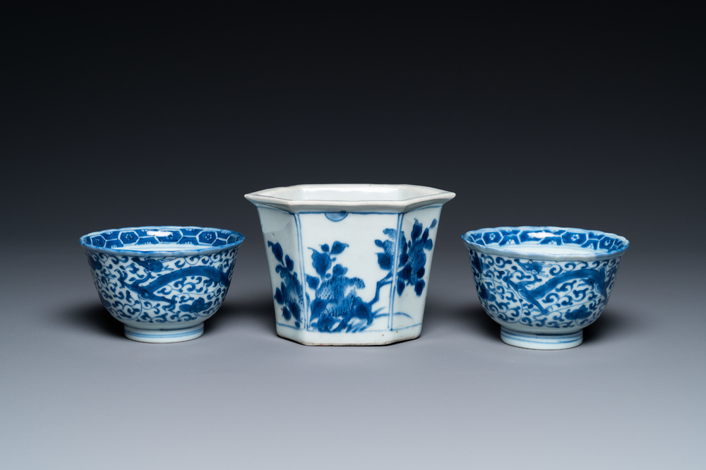 Un pot &agrave; fleurs de forme hexagonale et deux tasses en porcelaine de Chine en bleu et blanc, &eacute;poque Transition et apr&egrave;s