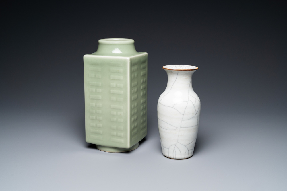 Un vase de forme 'cong' en porcelaine de Chine c&eacute;ladon et un &agrave; &eacute;mail craquel&eacute;, 19/20&egrave;me