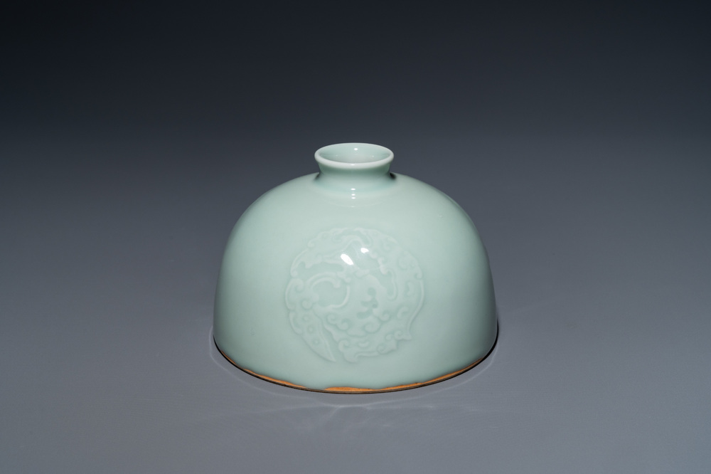 Een Chinese celadon-geglazuurde waterpot, Kangxi merk, 19e eeuw