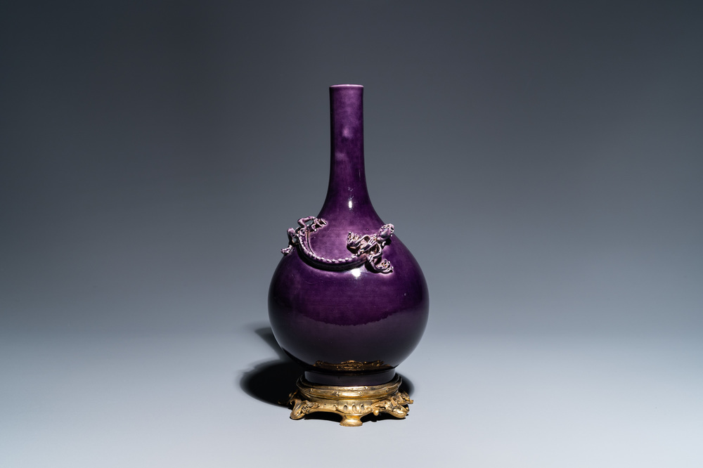 Un vase de forme bouteille en porcelaine de Chine en aubergine monochrome &agrave; monture en bronze dor&eacute;, marque de Qianlong, 19/20&egrave;me