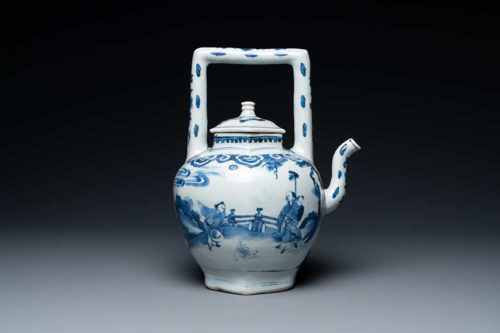 Une th&eacute;i&egrave;re couverte en porcelaine de Chine en bleu et blanc, &eacute;poque Transition