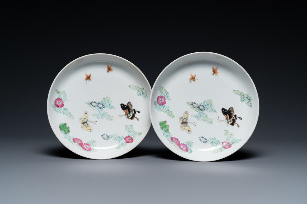Une paire de coupes en porcelaine de Chine famille rose &agrave; d&eacute;cor de papillons, marque Xie Zhu Zhuren Zao, 19/20&egrave;me
