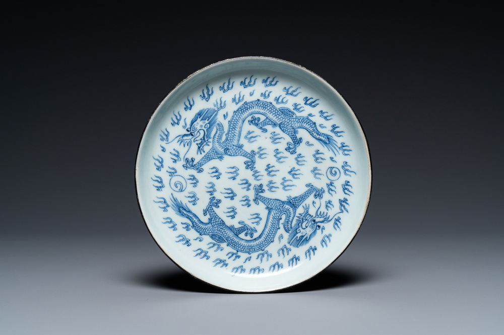 Une coupe aux dragons en porcelaine de Chine 'Bleu de Hue' pour le Vietnam, marque Ngoan Ngoc, 19&egrave;me