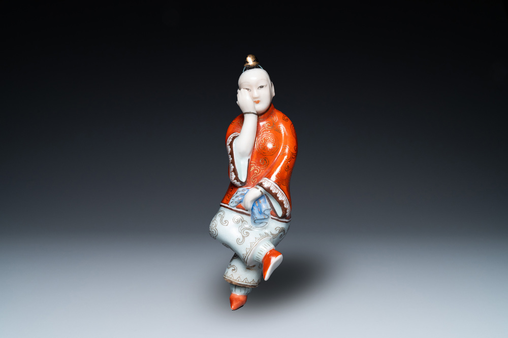 Een Chinese polychrome porseleinen snuiffles in de vorm van een liggende dame, 19e eeuw