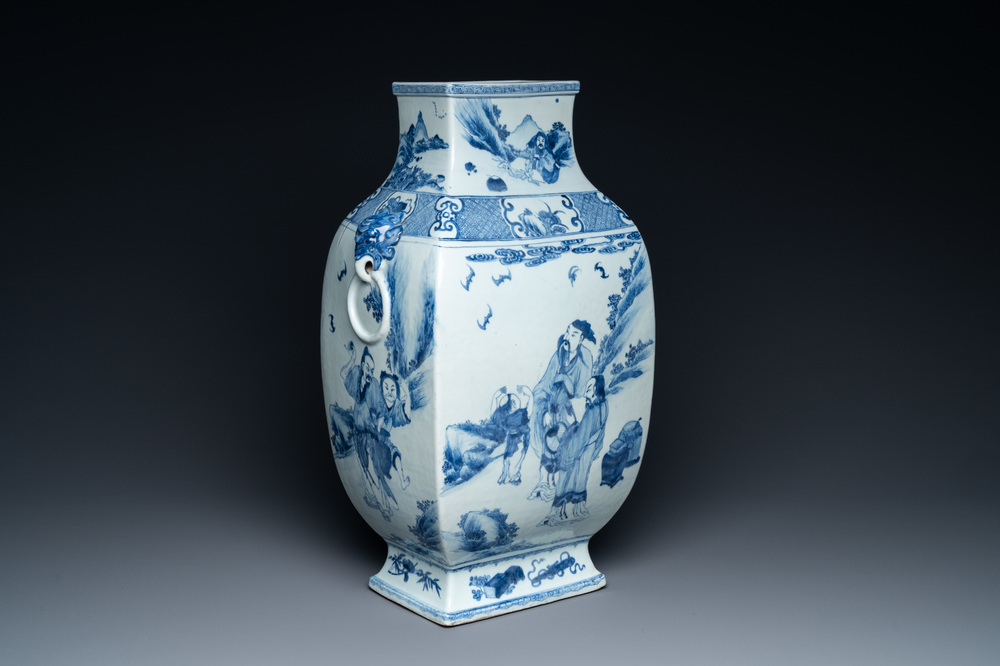 Un grand vase en porcelaine de Chine en bleu et blanc &agrave; d&eacute;cor des 'Cinq lettr&eacute;s', Qianlong